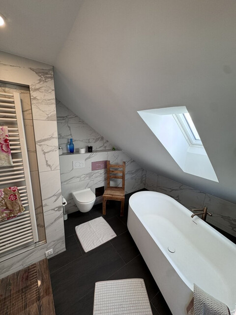 Lichtdurchflutete Dachgeschoss-Maisonette mit Traum-Blick auf den Weiher in Weißensberg!