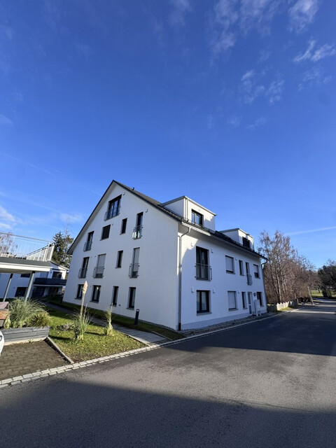 Lichtdurchflutete Dachgeschoss-Maisonette mit Traum-Blick auf den Weiher in Weißensberg!