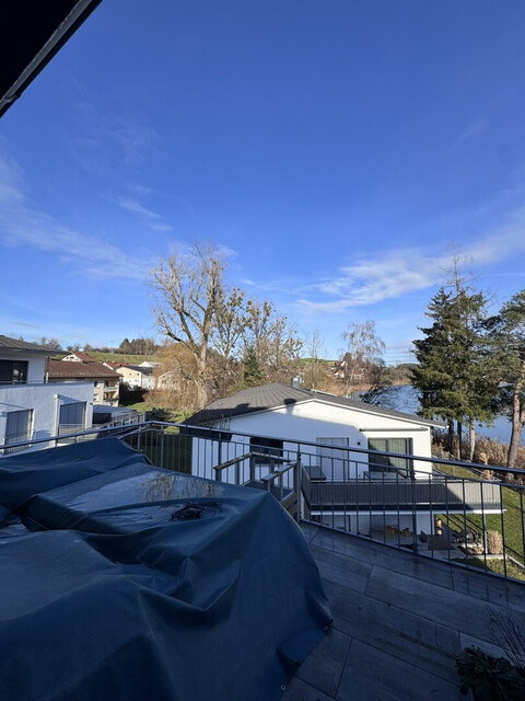 Lichtdurchflutete Dachgeschoss-Maisonette mit Traum-Blick auf den Weiher in Weißensberg!