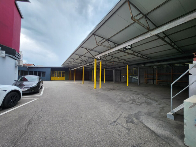Gewerbeliegenschaft mit Büro, Hallen, überdachten Außenflächen und Stellplätzen