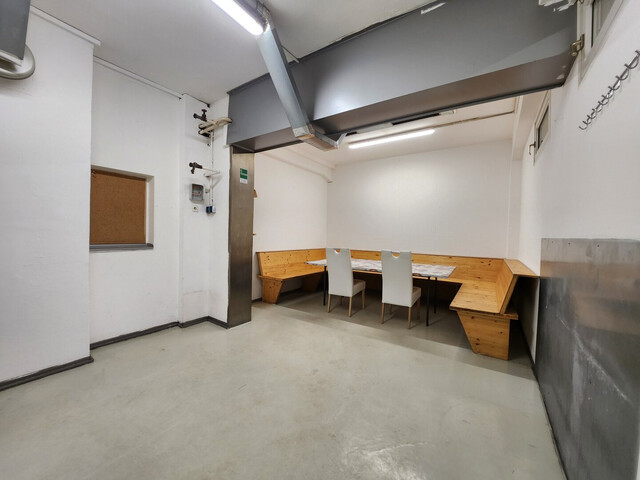 Gewerbeliegenschaft mit Büro, Hallen, überdachten Außenflächen und Stellplätzen