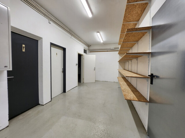 Gewerbeliegenschaft mit Büro, Hallen, überdachten Außenflächen und Stellplätzen