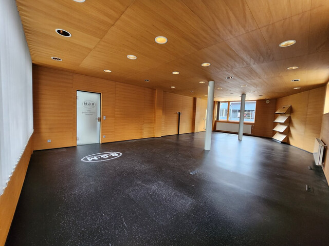 Gewerbeliegenschaft mit Büro, Hallen, überdachten Außenflächen und Stellplätzen