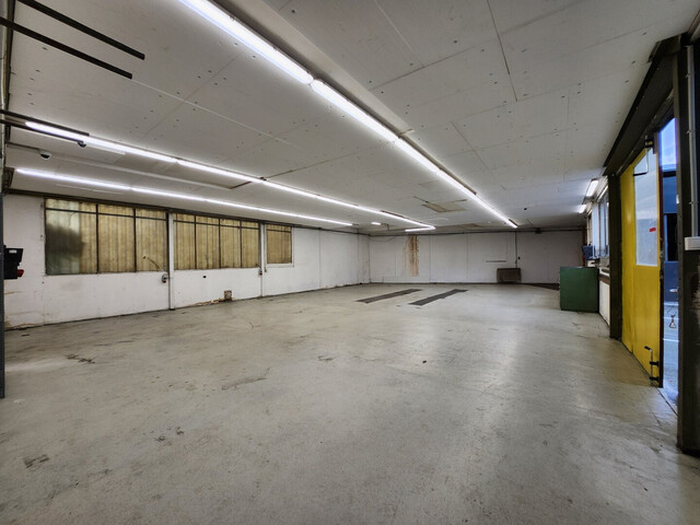 Gewerbeliegenschaft mit Büro, Hallen, überdachten Außenflächen und Stellplätzen