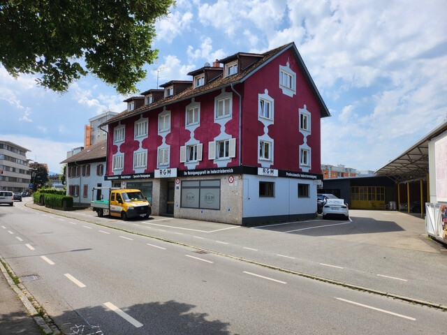 Gewerbeliegenschaft mit Büro, Hallen, überdachten Außenflächen und Stellplätzen