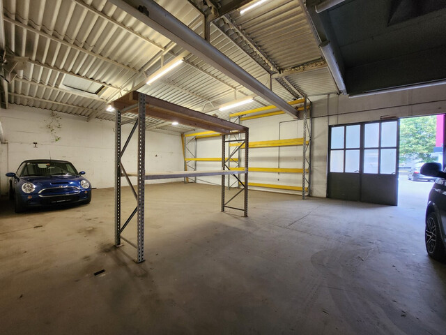 Gewerbeliegenschaft mit Büro, Hallen, überdachten Außenflächen und Stellplätzen