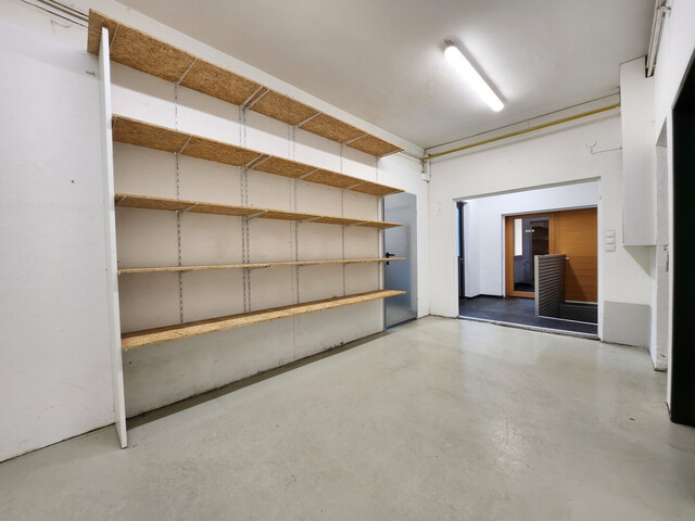 Gewerbeliegenschaft mit Büro, Hallen, überdachten Außenflächen und Stellplätzen