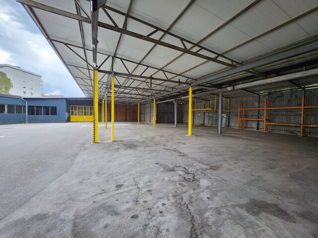 Gewerbeliegenschaft mit Büro, Hallen, überdachten Außenflächen und Stellplätzen
