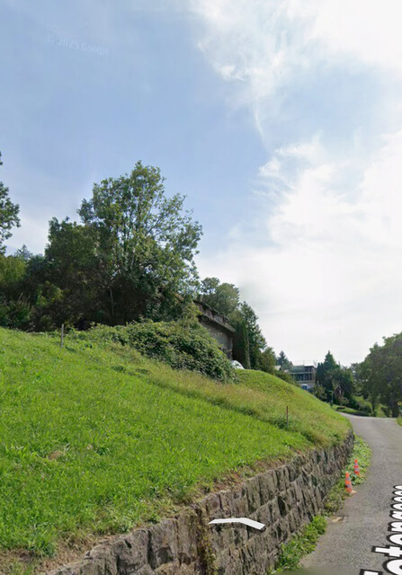 Sonniges Hang-Grundstück in 6837 Weiler – 1821 m², voll erschlossen, Altbestand abbruchfähig, Talblick