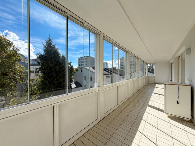 Großzügige 4-Zimmerwohnung mit weitläufigem Balkon in zentraler Lage