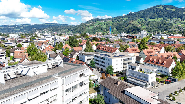 Großzügige 4-Zimmerwohnung mit weitläufigem Balkon in zentraler Lage