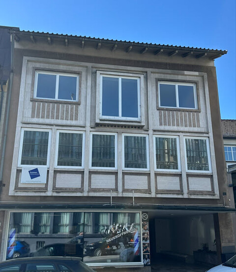 Neu sanierte, geräumige und barrierefreie 3,5 Zimmer Wohnung im 1. OG mitten in Bluden