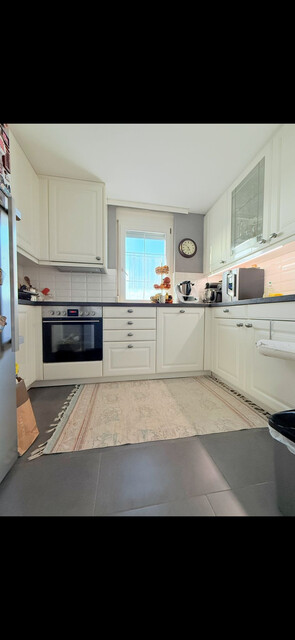 Renoviertes Dachgeschoss Wohnung mit Natursteinwände und Retrostilem Laminatboden, große Panoramaterasse mit atemberaubendem Bergaussicht. 