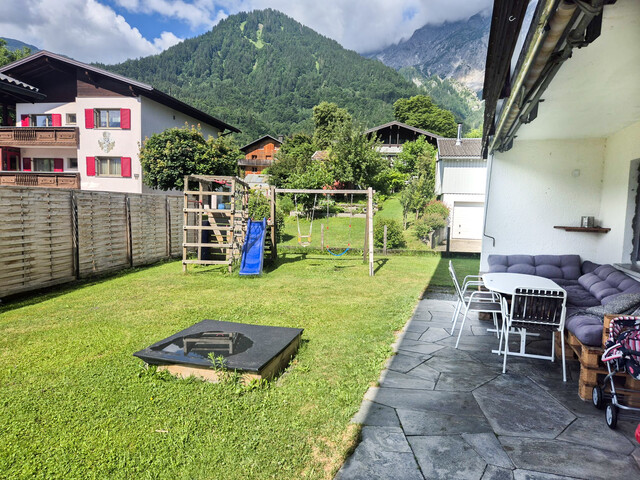 Großzügiges Familienhaus in ruhiger Lage mit Bergblick