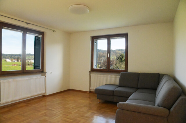 Vier-Zimmer-Wohnung in Zweifamilienhaus mit großem Garten