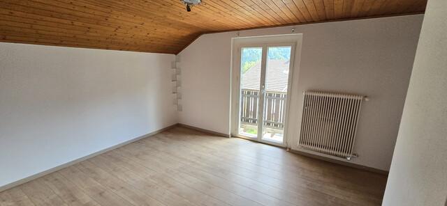 Schöne, helle, 5 Zimmer Wohnung mit 80 m², Balkon, Carport und Abstellraum.