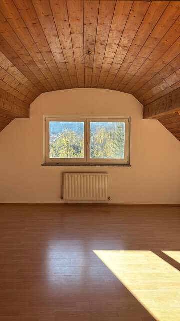 Schöne geräumige 3-Zimmer Dachgeschoßwohnung