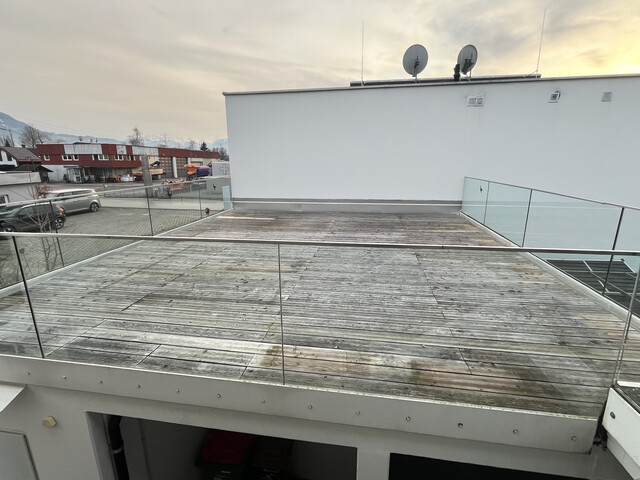 Terrassenwohnung 60m² mit 43 m² Terrasse, 4,5 m² Abstellraum, Parkplatz und Carport.