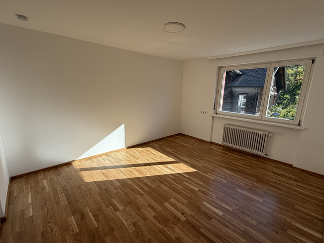 Sonnige 3,5 Zimmer Wohnung mit Balkon in Seenähe 
