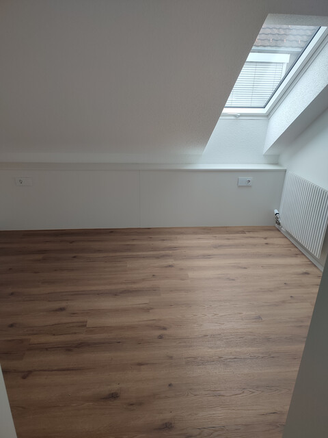 Frisch renovierte Wohnung im Dachgeschoss für 1-Personen-Haushalt