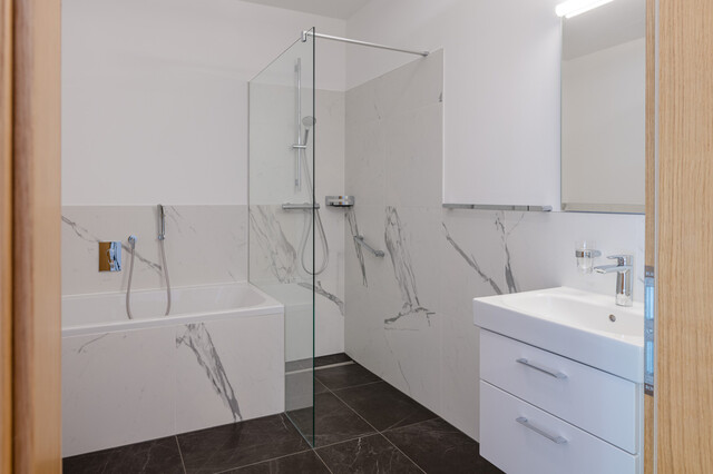 Großzügige 3 Zimmer-Wohnung mit überdachter Terrasse und Gartenanteil