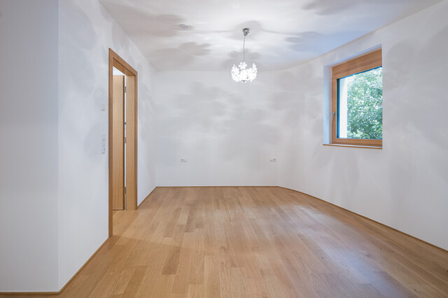 Großzügige 3 Zimmer-Wohnung mit überdachter Terrasse und Gartenanteil