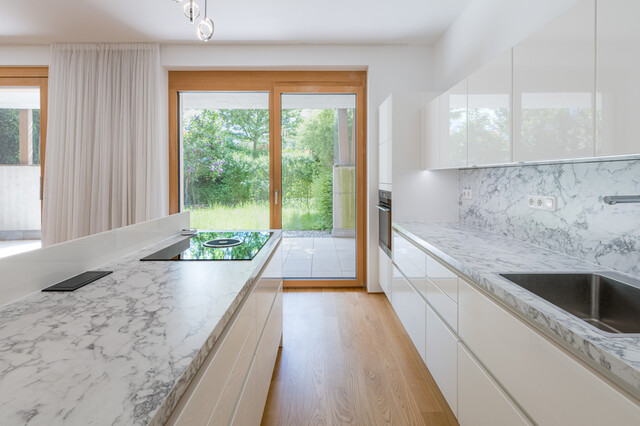 Großzügige 3 Zimmer-Wohnung mit überdachter Terrasse und Gartenanteil