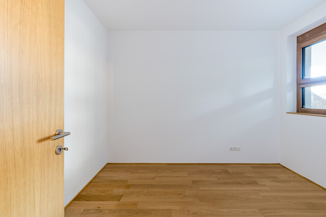 Großzügige 3 Zimmer-Wohnung mit überdachter Terrasse und Gartenanteil