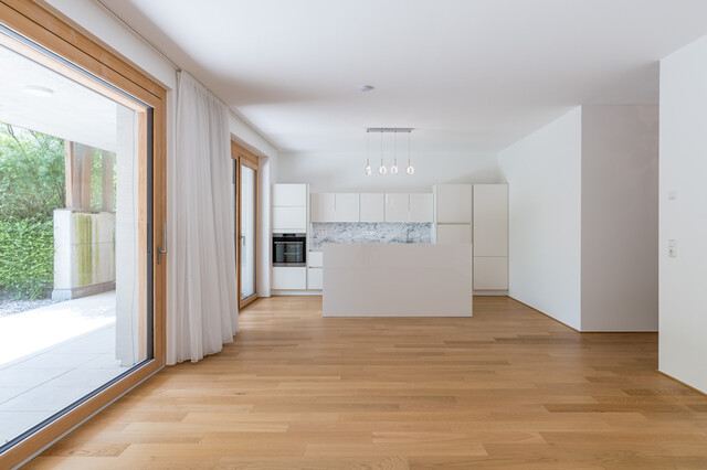 Großzügige 3 Zimmer-Wohnung mit überdachter Terrasse und Gartenanteil