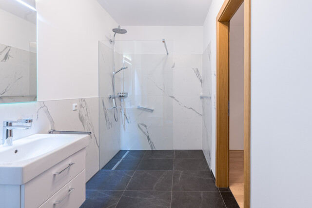 Großzügige 3 Zimmer-Wohnung mit überdachter Terrasse und Gartenanteil