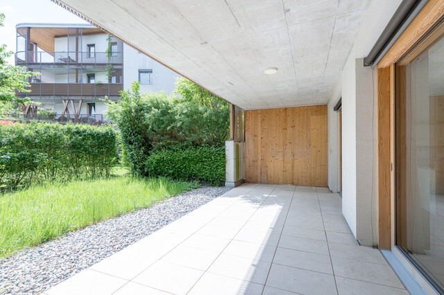 Großzügige 3 Zimmer-Wohnung mit überdachter Terrasse und Gartenanteil