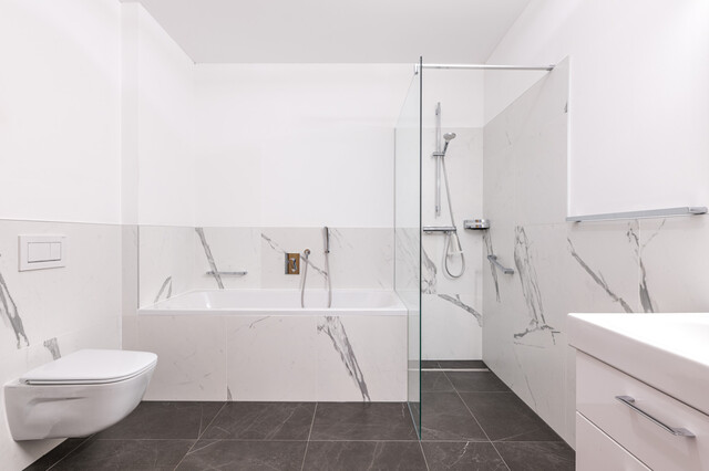 Großzügige 3 Zimmer-Wohnung mit überdachter Terrasse und Gartenanteil