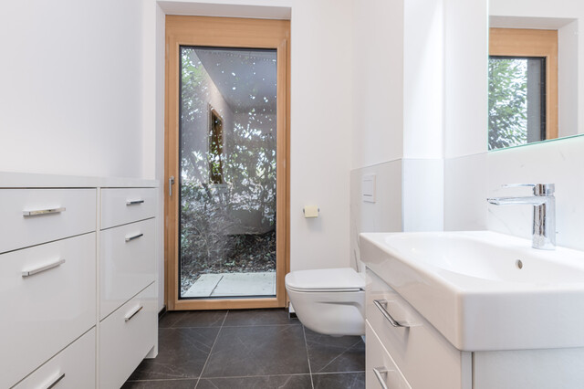 Großzügige 3 Zimmer-Wohnung mit überdachter Terrasse und Gartenanteil