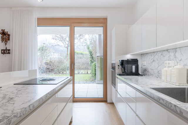 Großzügige 3 Zimmer-Wohnung mit überdachter Terrasse und Gartenanteil