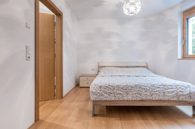 Großzügige 3 Zimmer-Wohnung mit überdachter Terrasse und Gartenanteil