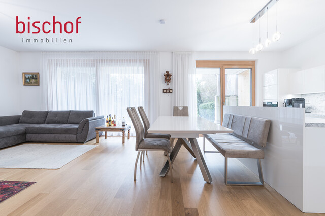 Großzügige 3 Zimmer-Wohnung mit überdachter Terrasse und Gartenanteil