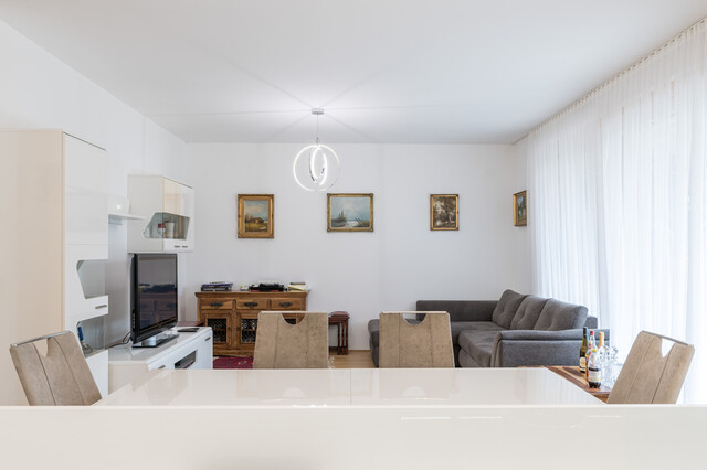 Großzügige 3 Zimmer-Wohnung mit überdachter Terrasse und Gartenanteil