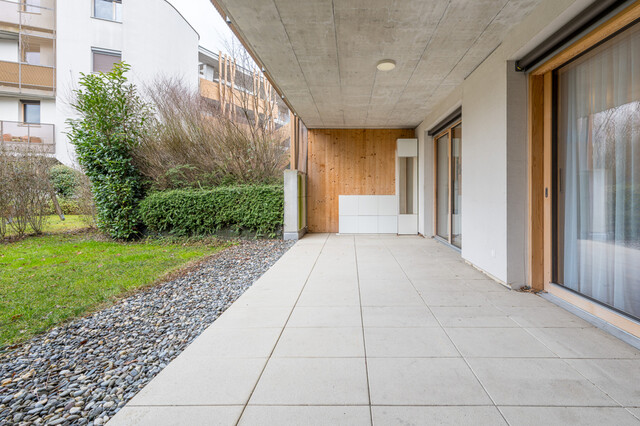 Großzügige 3 Zimmer-Wohnung mit überdachter Terrasse und Gartenanteil