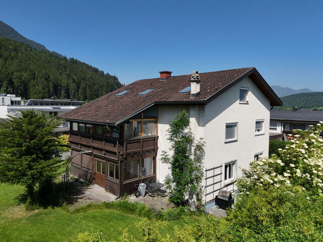 GROSSZÜGIGES MEHRFAMILIENHAUS IN FANTASTISCHER AUSSICHTSLAGE