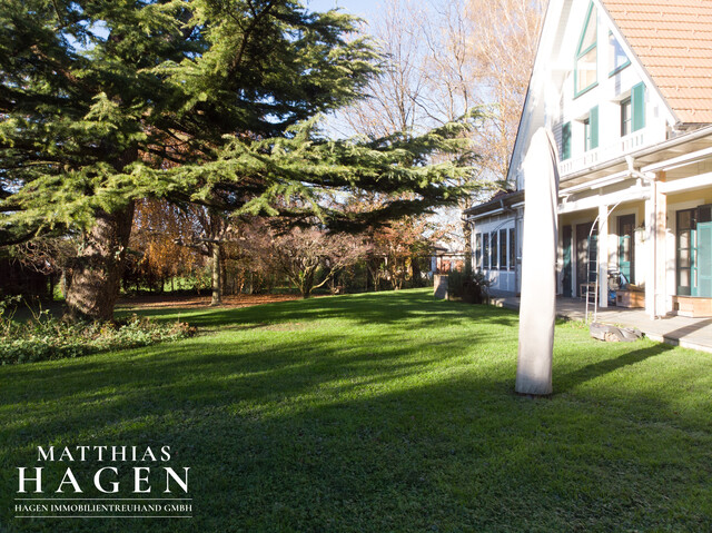 Großzügige Villa mit beeindruckendem Grundstück und Pool