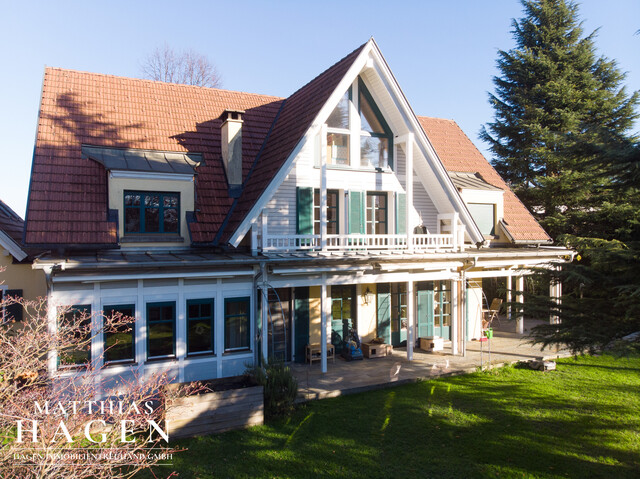 Großzügige Villa mit beeindruckendem Grundstück und Pool