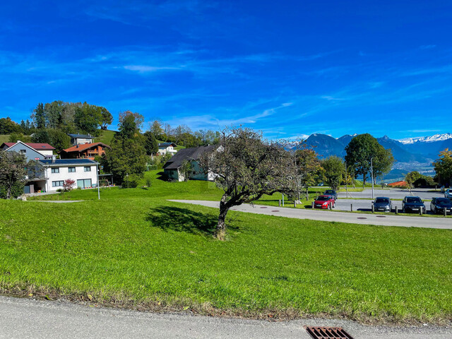 UNVERBAUBARER PANORMABLICK IM BERGDORF GURTIS