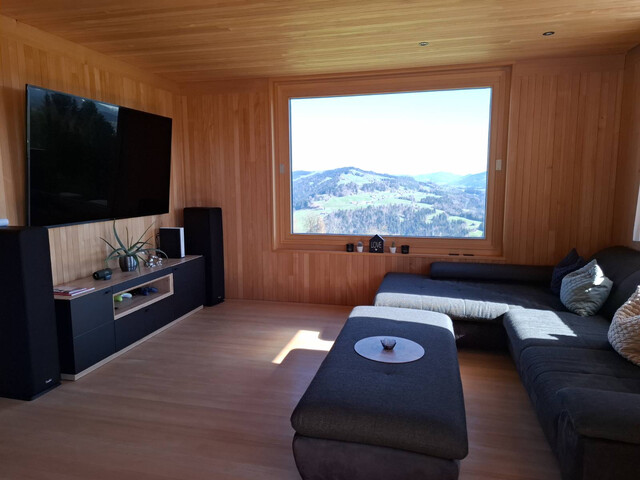 Freistehendes Holzhaus mit Aussicht über den Bregenzerwald