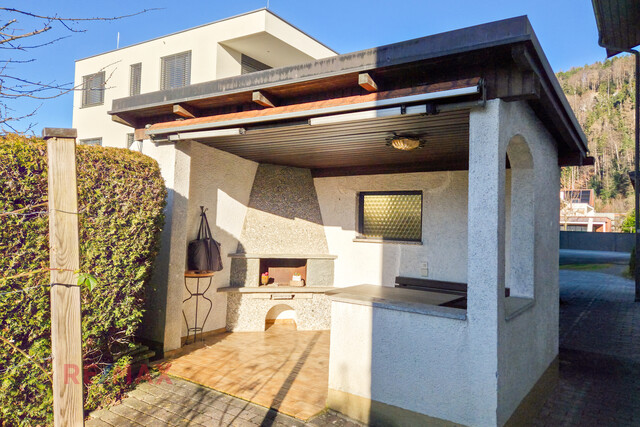 Wohnqualität und Raumvielfalt – gepflegtes Zweifamilienhaus mit Gartenidylle