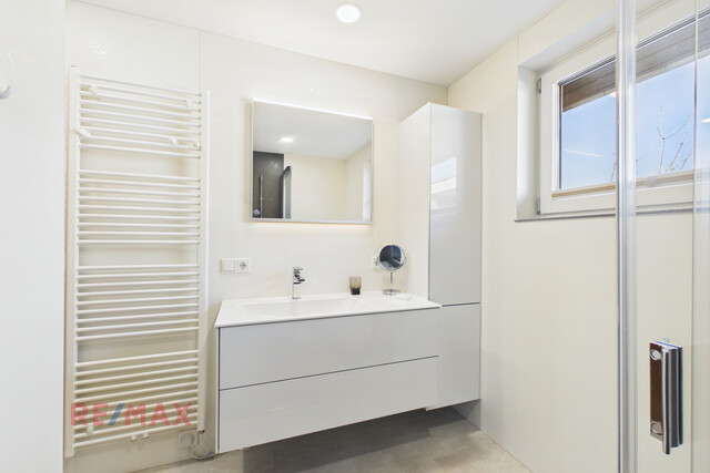 Wohnqualität und Raumvielfalt – gepflegtes Zweifamilienhaus mit Gartenidylle