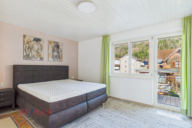 Wohnqualität und Raumvielfalt – gepflegtes Zweifamilienhaus mit Gartenidylle