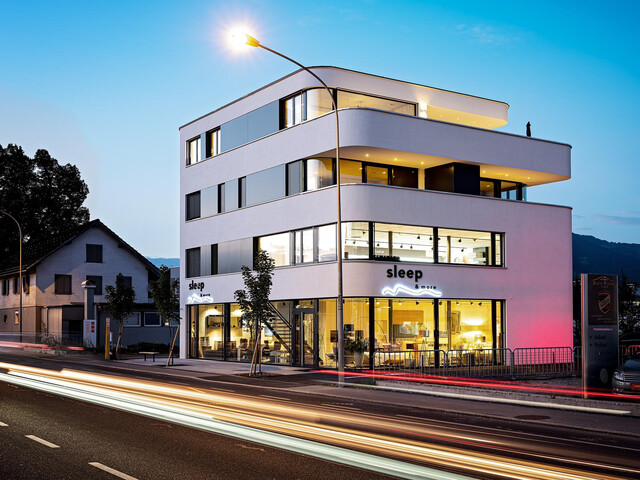 sehr schönes, modernes, helles Mehrfamilienhaus mit Geschäftslokal