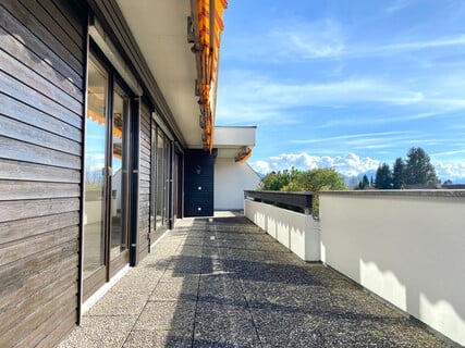 Terrasse mit viel Platz und Möglichkeiten zum Chillen