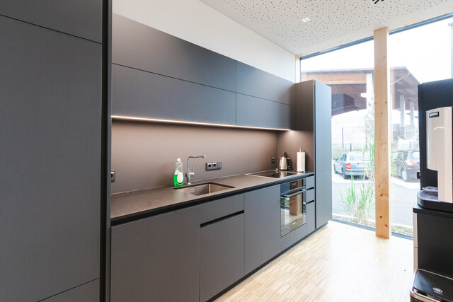 Moderne Produktions- und Lagerhalle mit möblierter Bürofläche 1.340 m² - nachhaltiger Gewerbebau R2 - Industriepark Runa in Feldkirch-Altenstadt