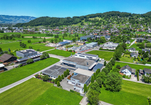 Betriebsgebäude mit Halle, Büro und eleganter Penthousewohnung